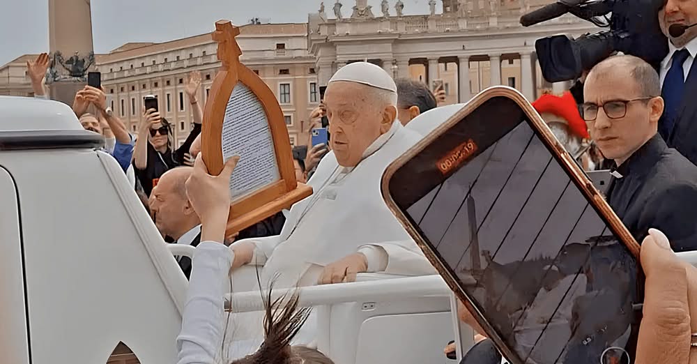 Uno de los últimos regalos que recibió el Papa: ¡La Virgen Peregrina!