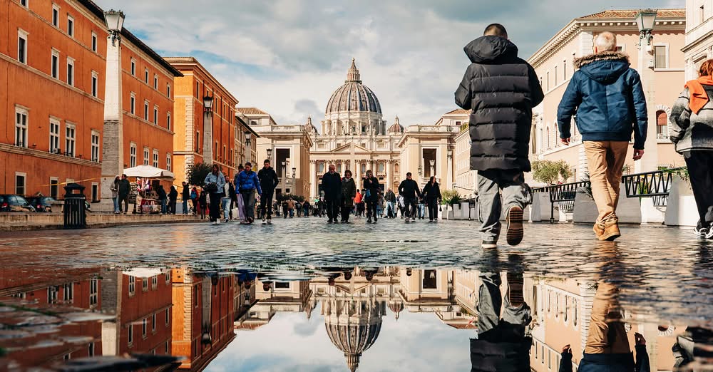 The election of the Pope in times of artificial intelligence and social networks