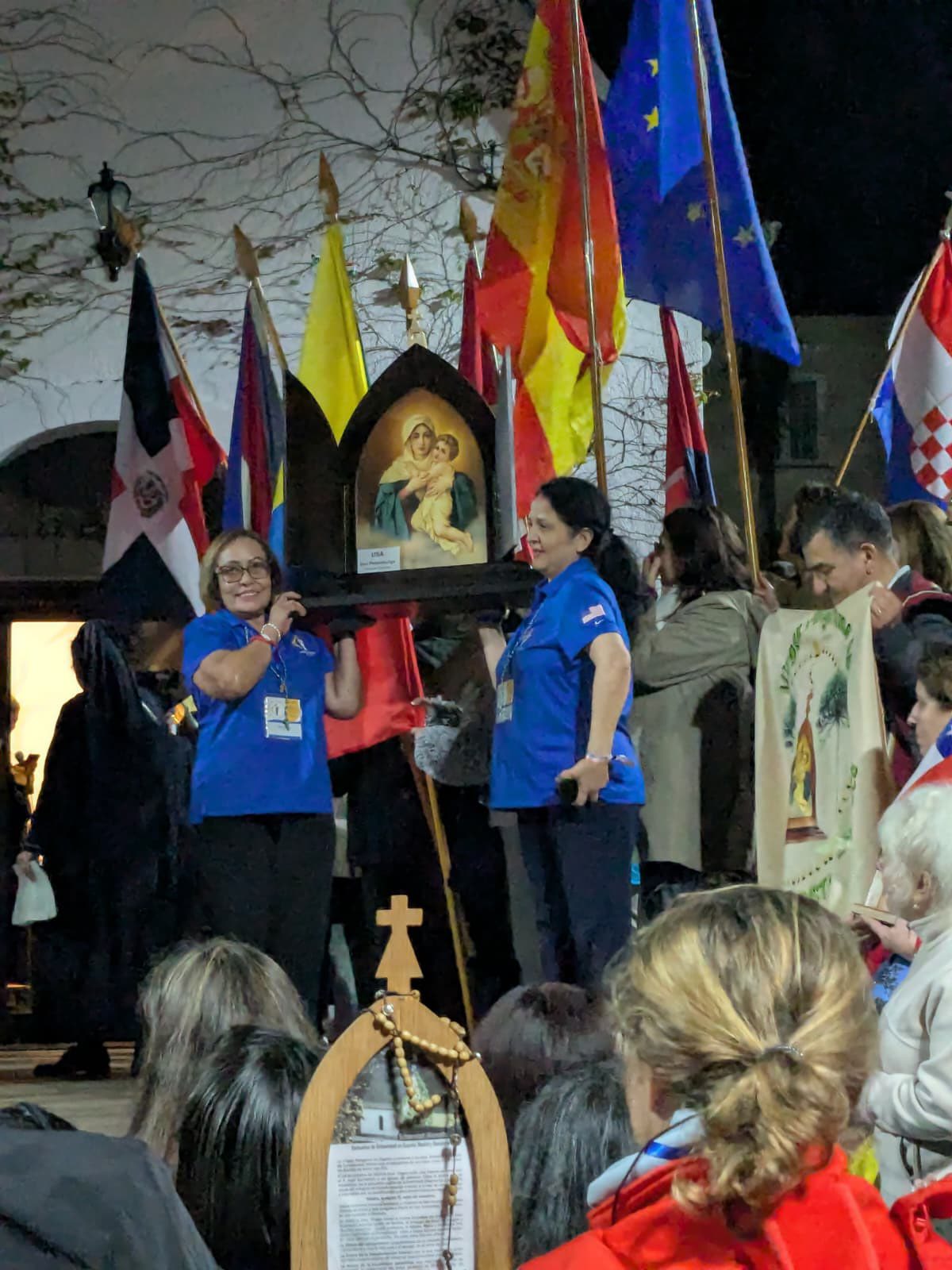 Nuestras misioneras de STB , recibiendo la imagen de la Mater Auxiliar Peregrina