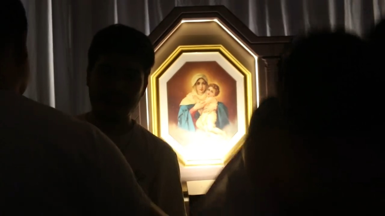 ES:  “Dios es amor; y el que permanece en amor, permanece en Dios, y Dios en él.