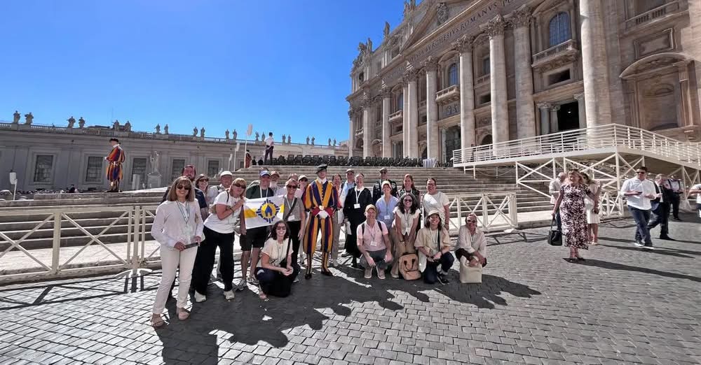ES: Peregrinos argentinos se reúnen con el Papa y le entregan al Santo Padre la